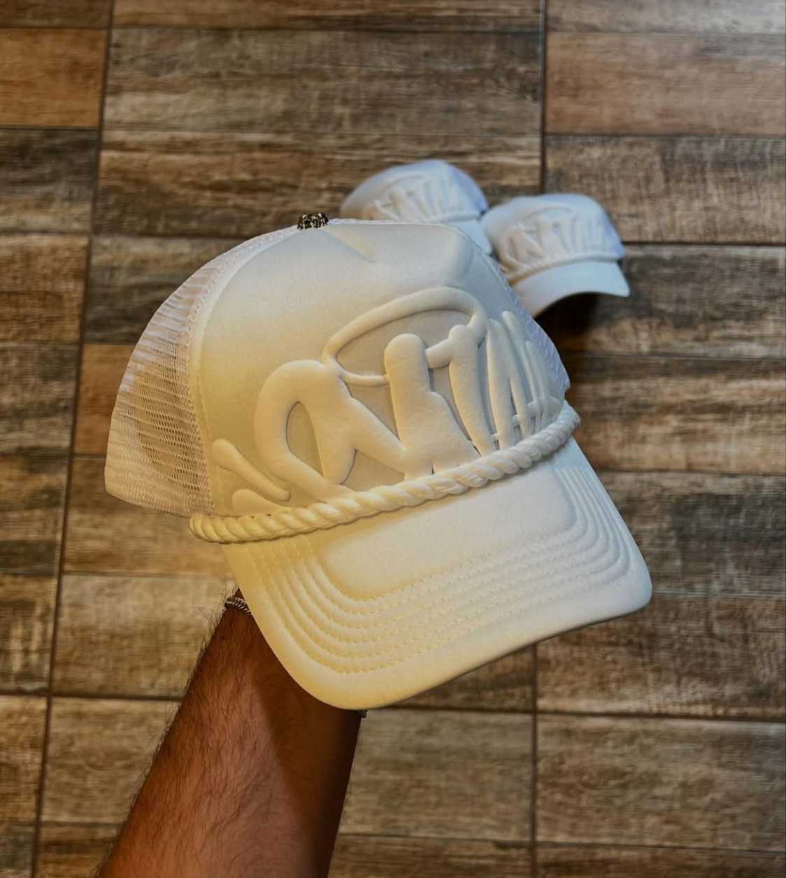 Trucker cap white Syna Wolrd