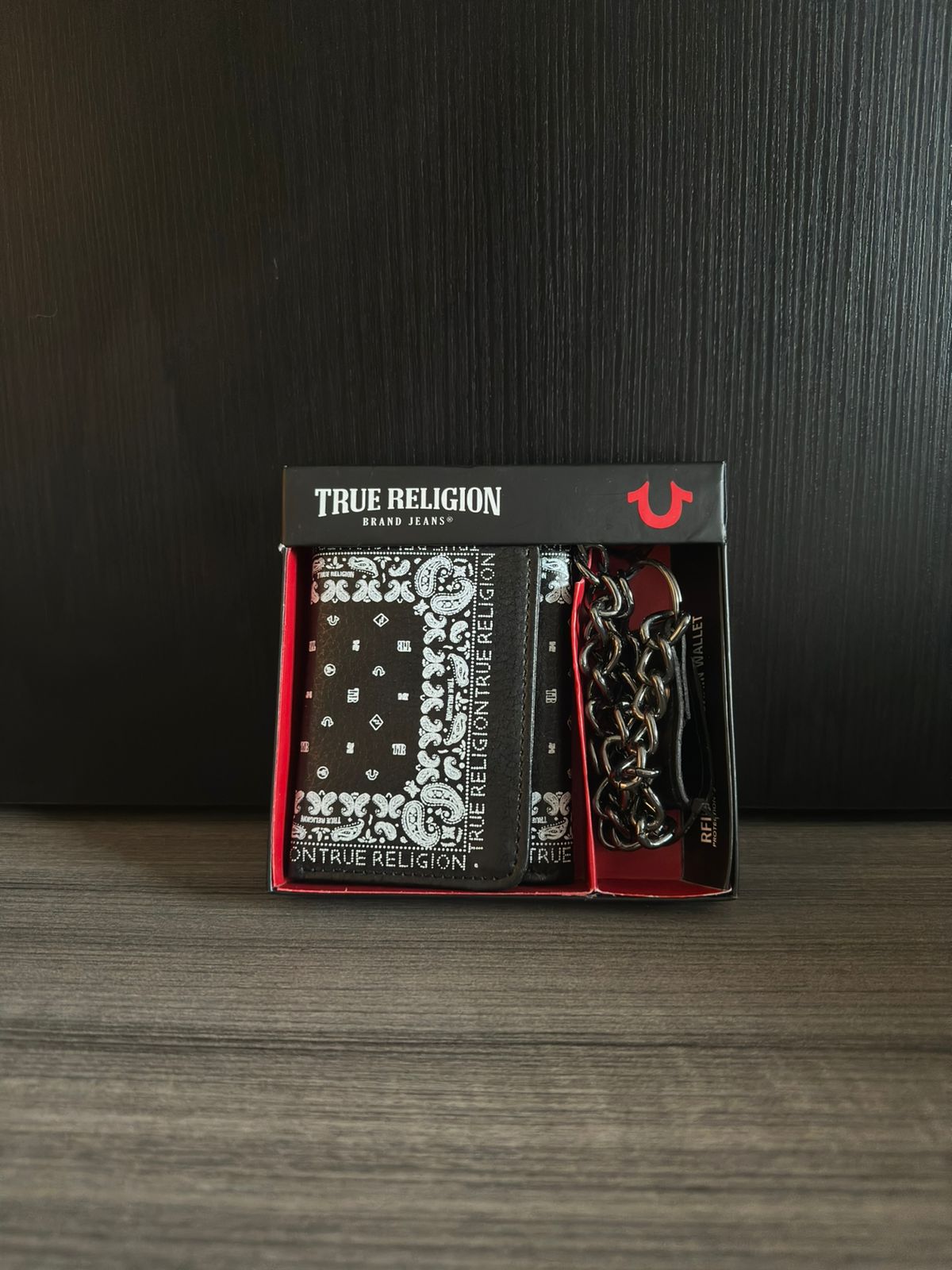BILLETERA TRUE RELIGION CON CADENA