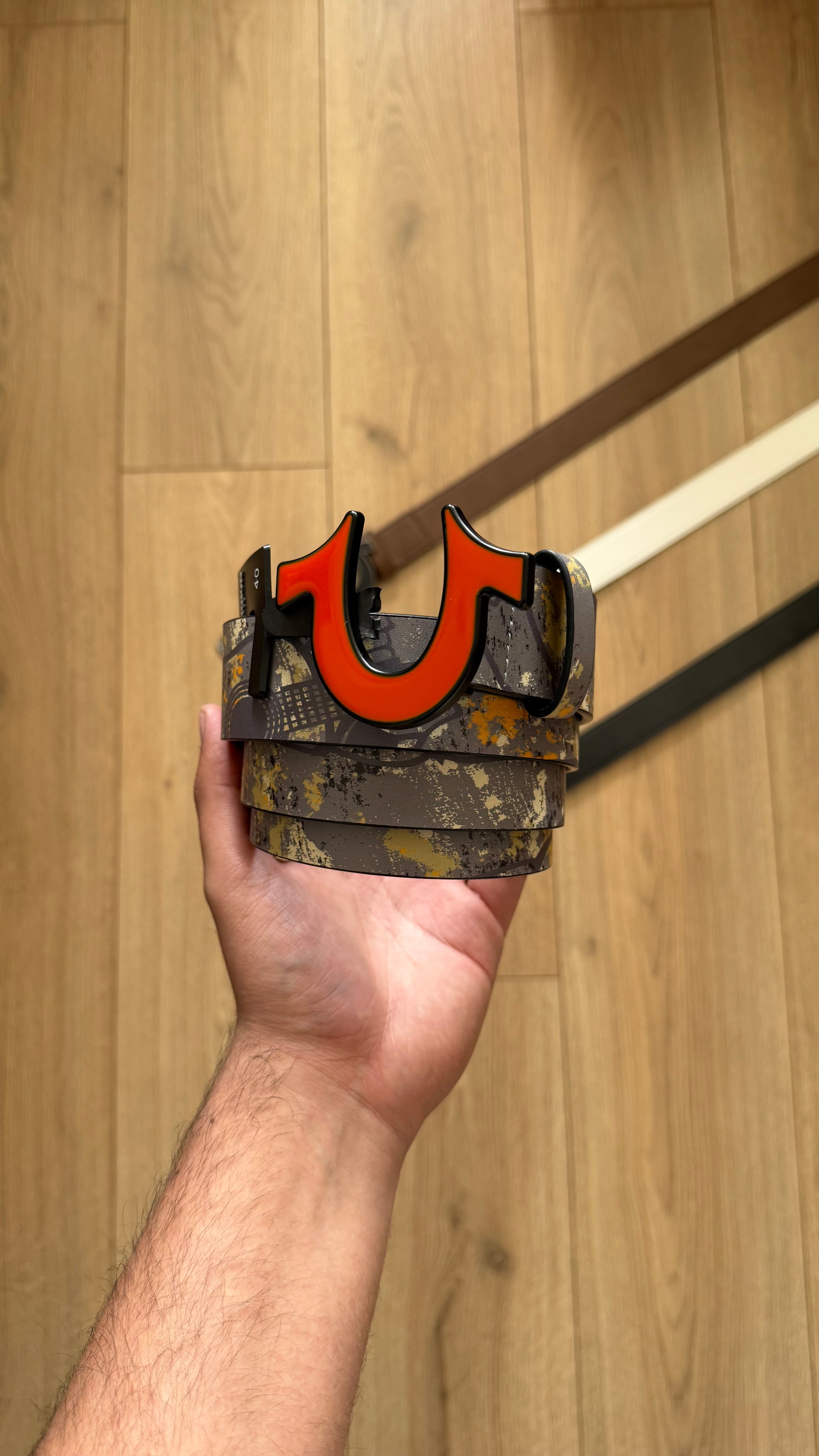 Cinturón True Religion Hebilla Logo Naranjo