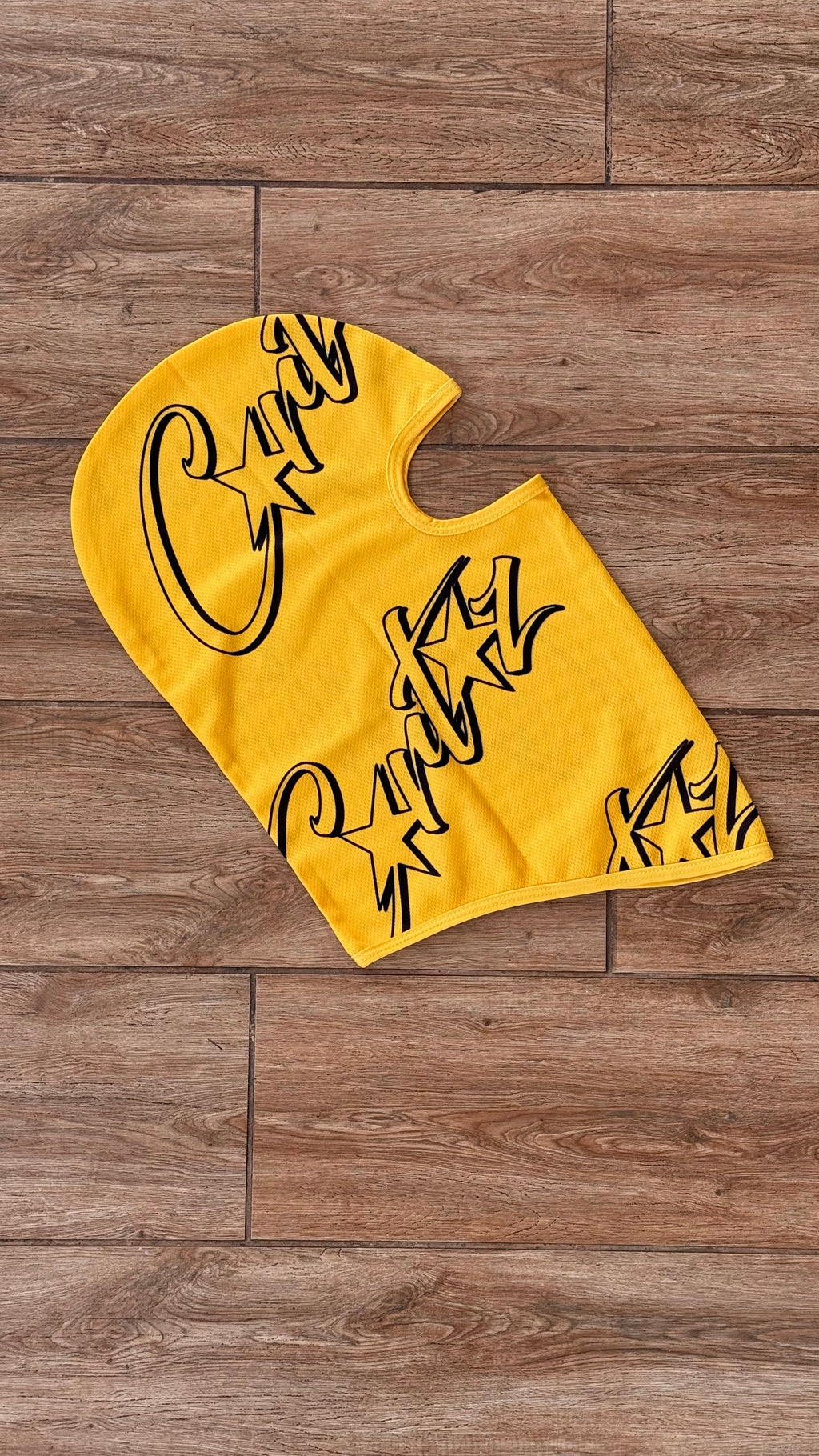Balaclava Corteiz logo amarilla