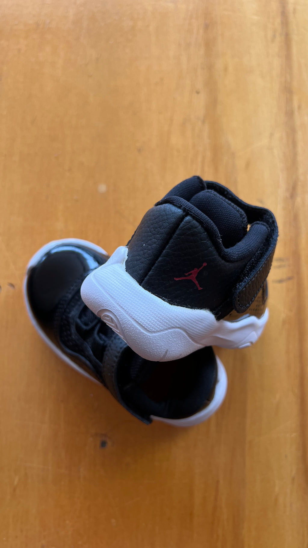 Jordan 11 CMFT Low Black White