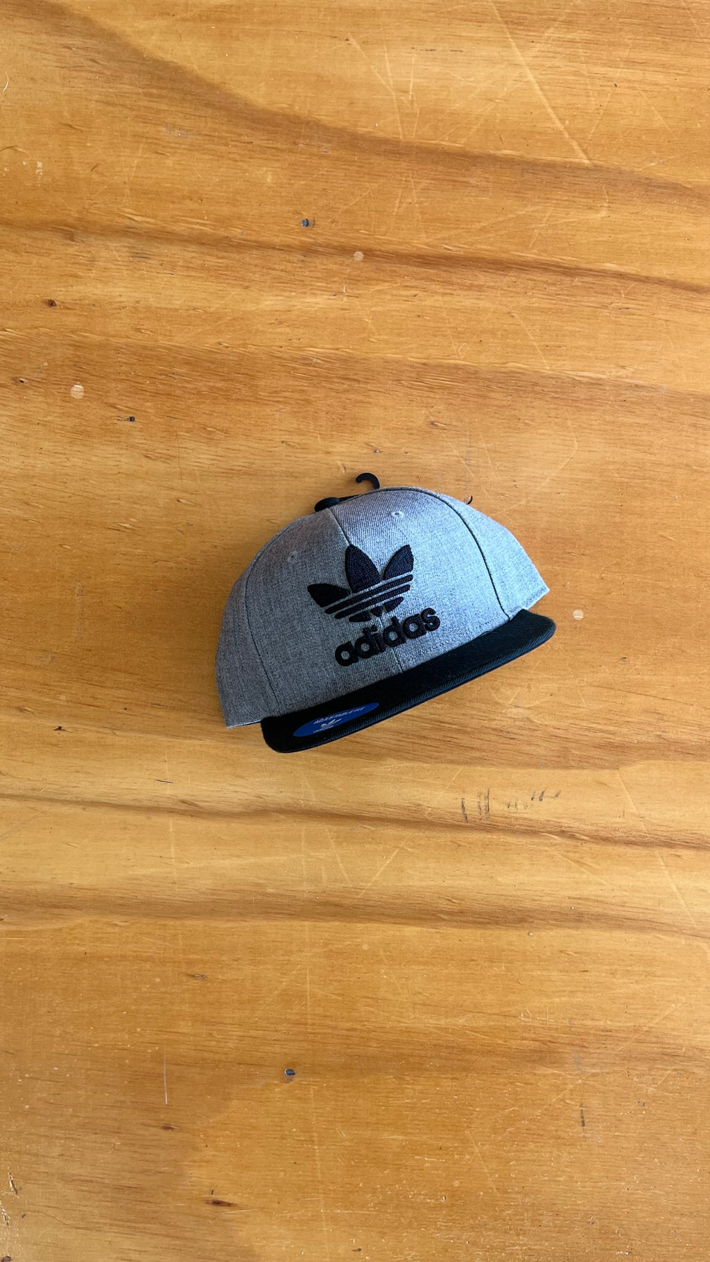 SnapBack Adidas Gray