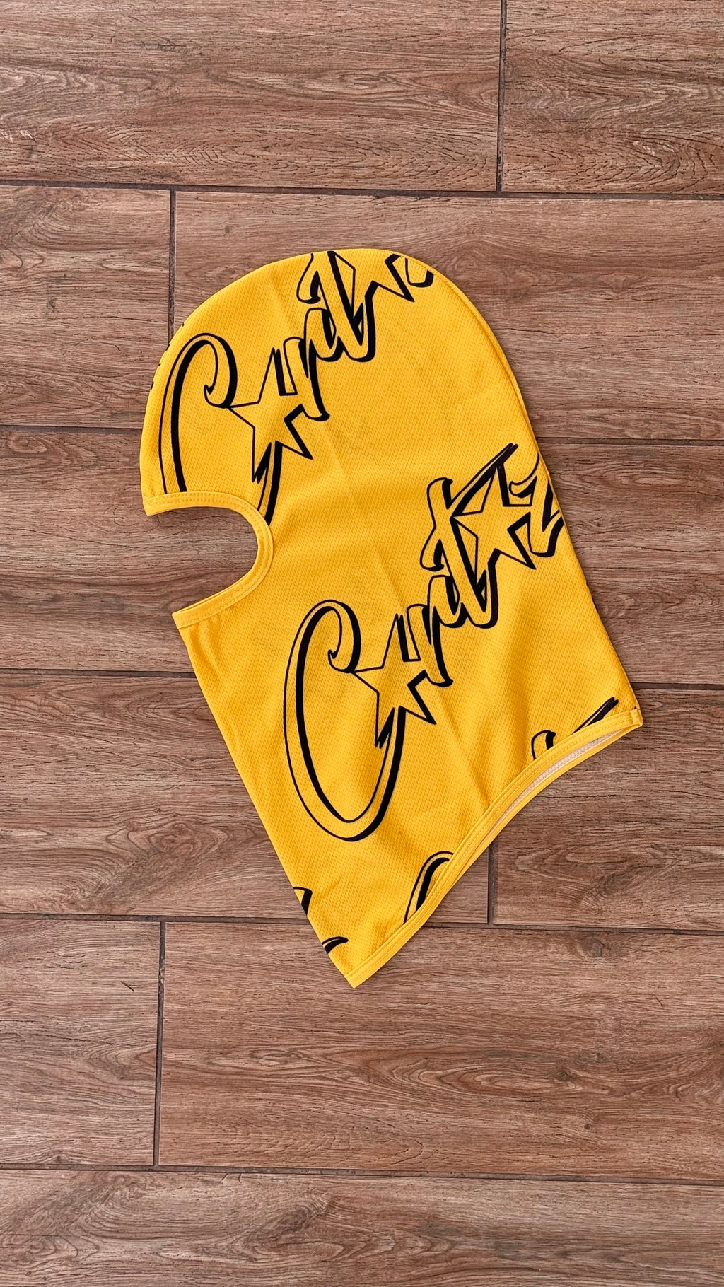 Balaclava Corteiz logo amarilla