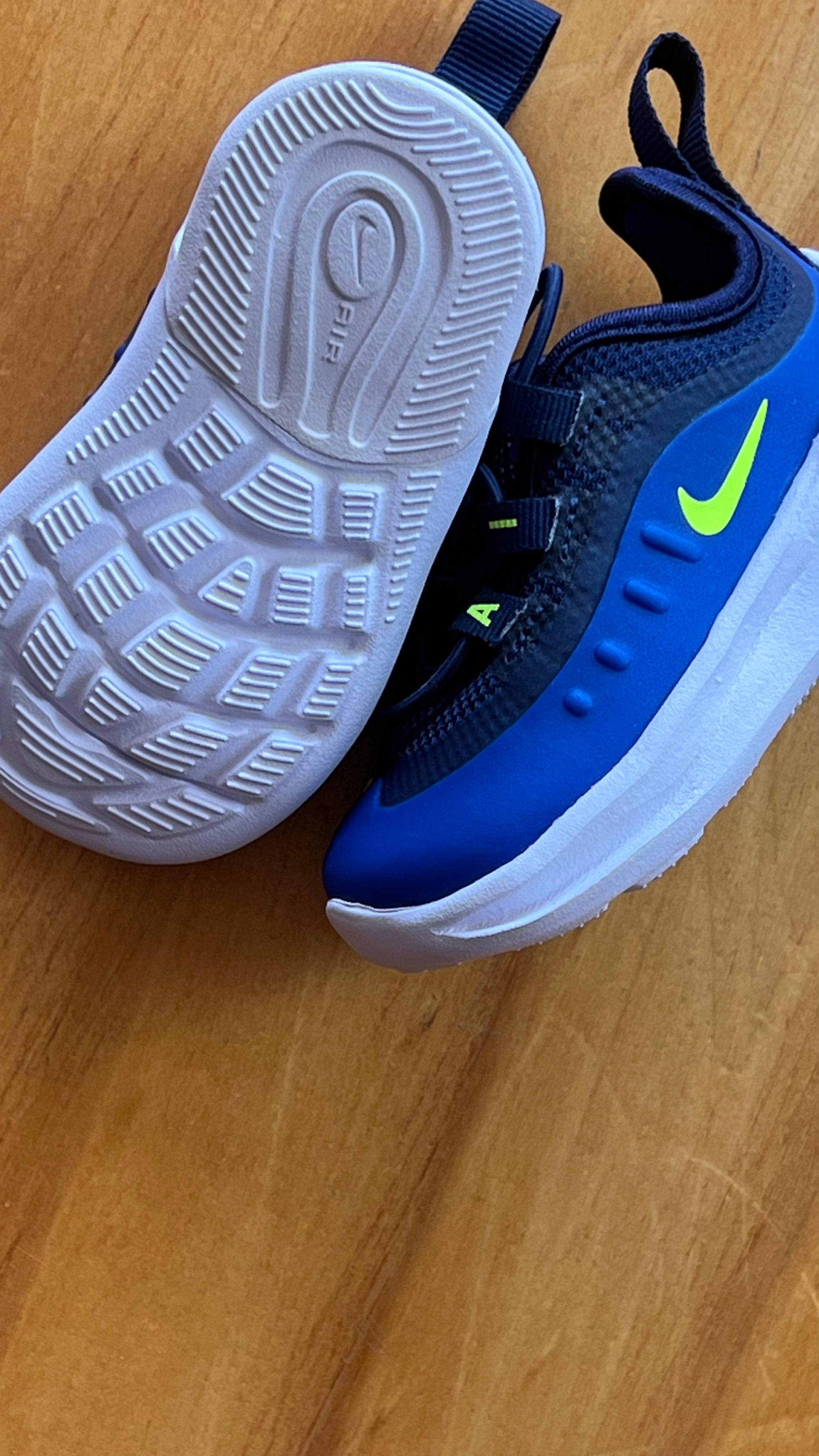 Nike Air Max Axis Midnight Navy Volt