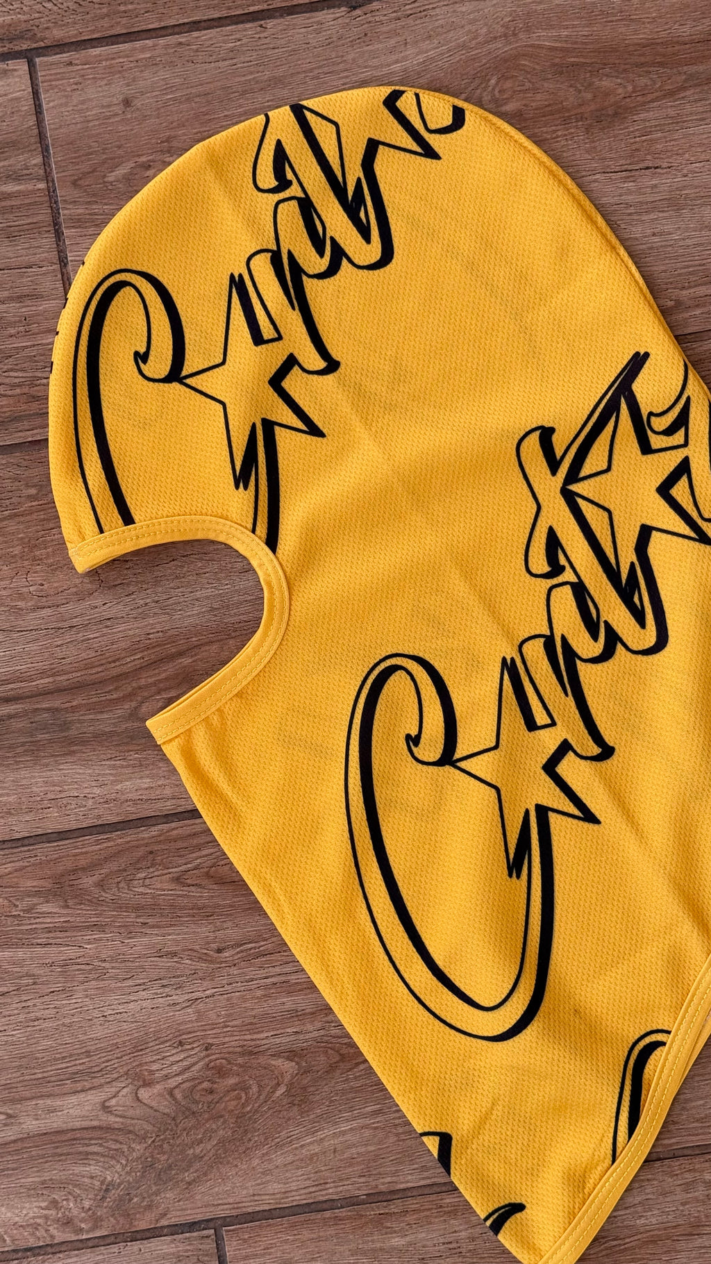Balaclava Corteiz logo amarilla