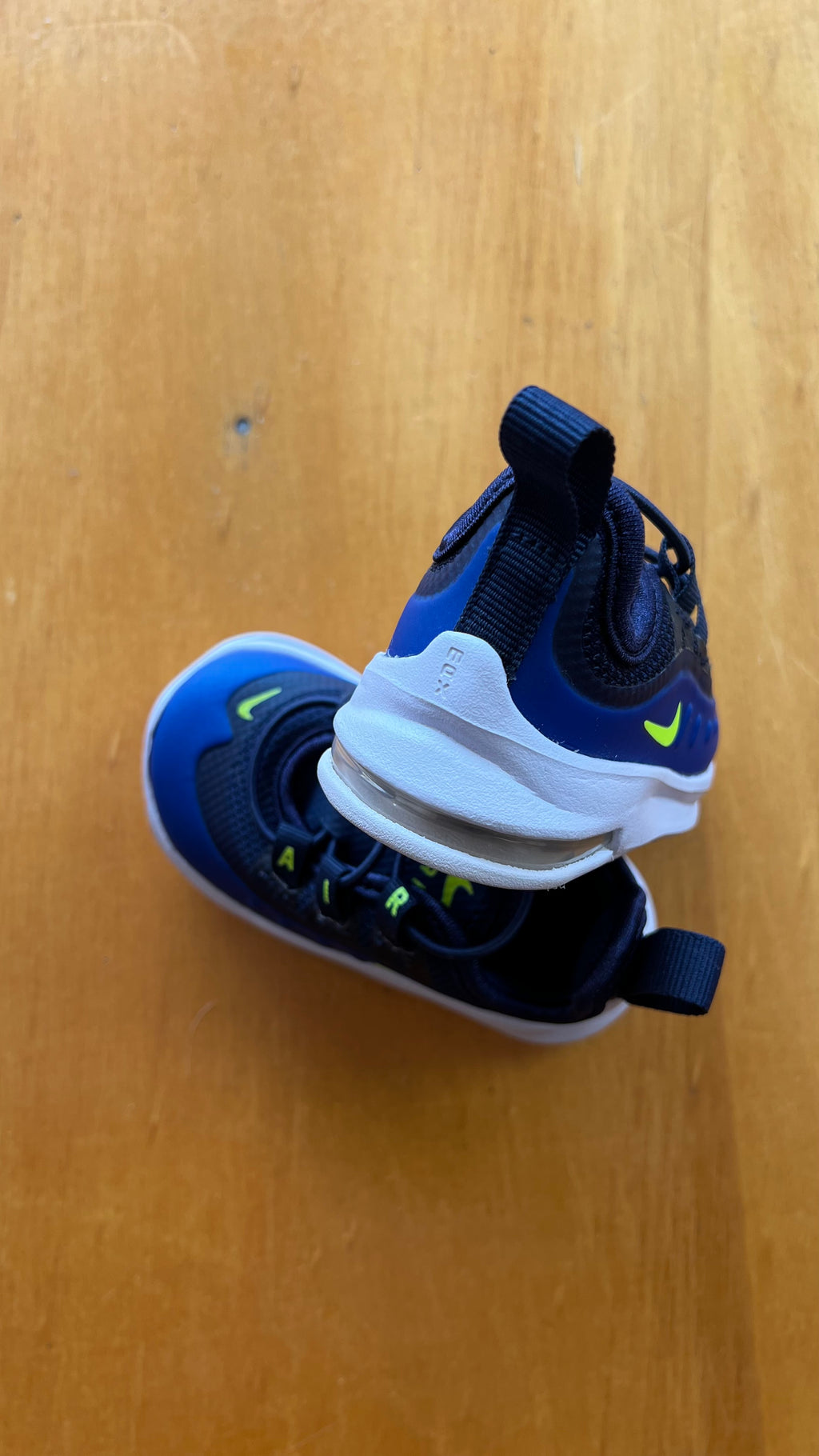 Nike Air Max Axis Midnight Navy Volt
