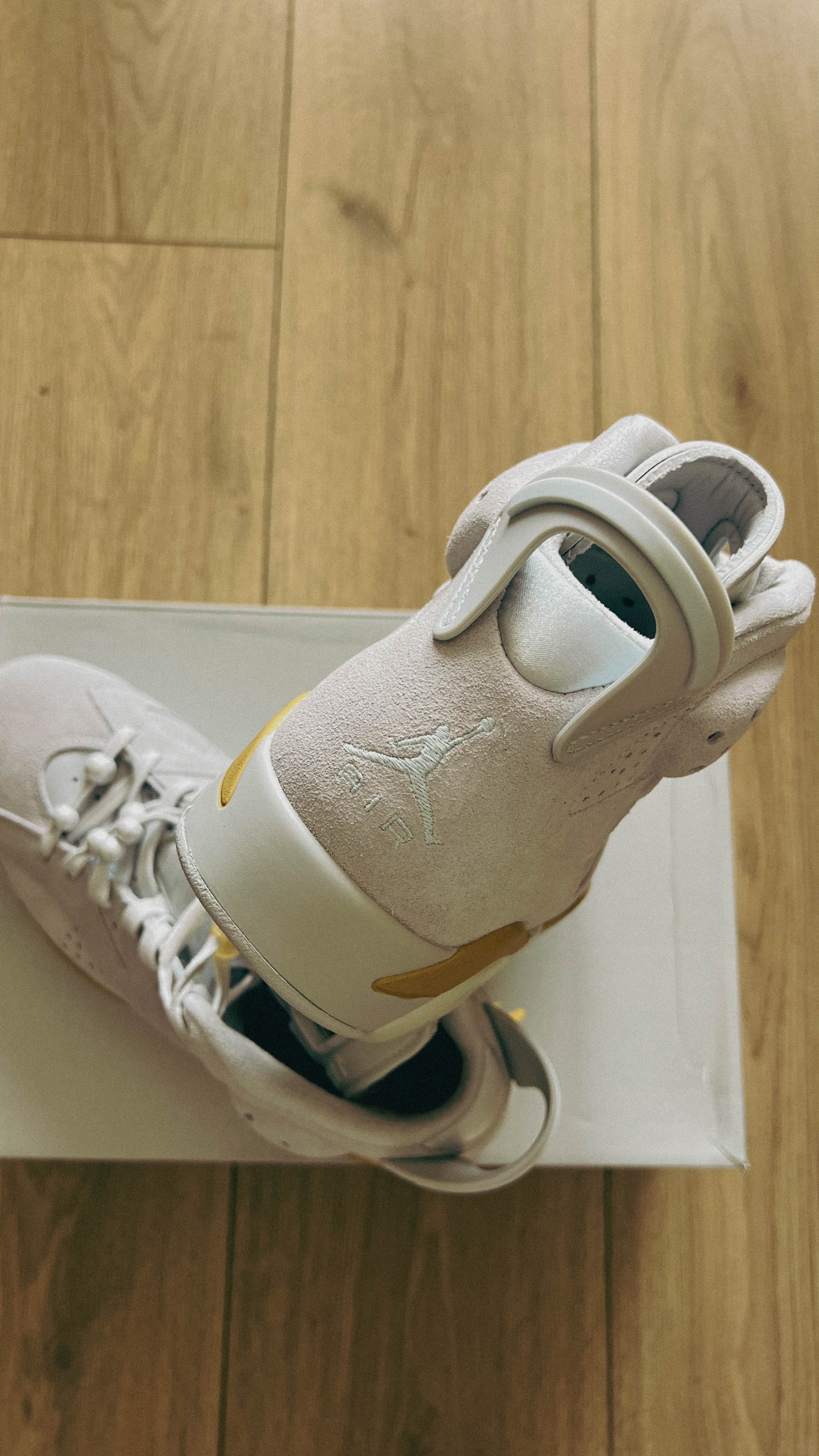 Jordan retro 6 craft pearl metalic Gold (womens) (con caja)