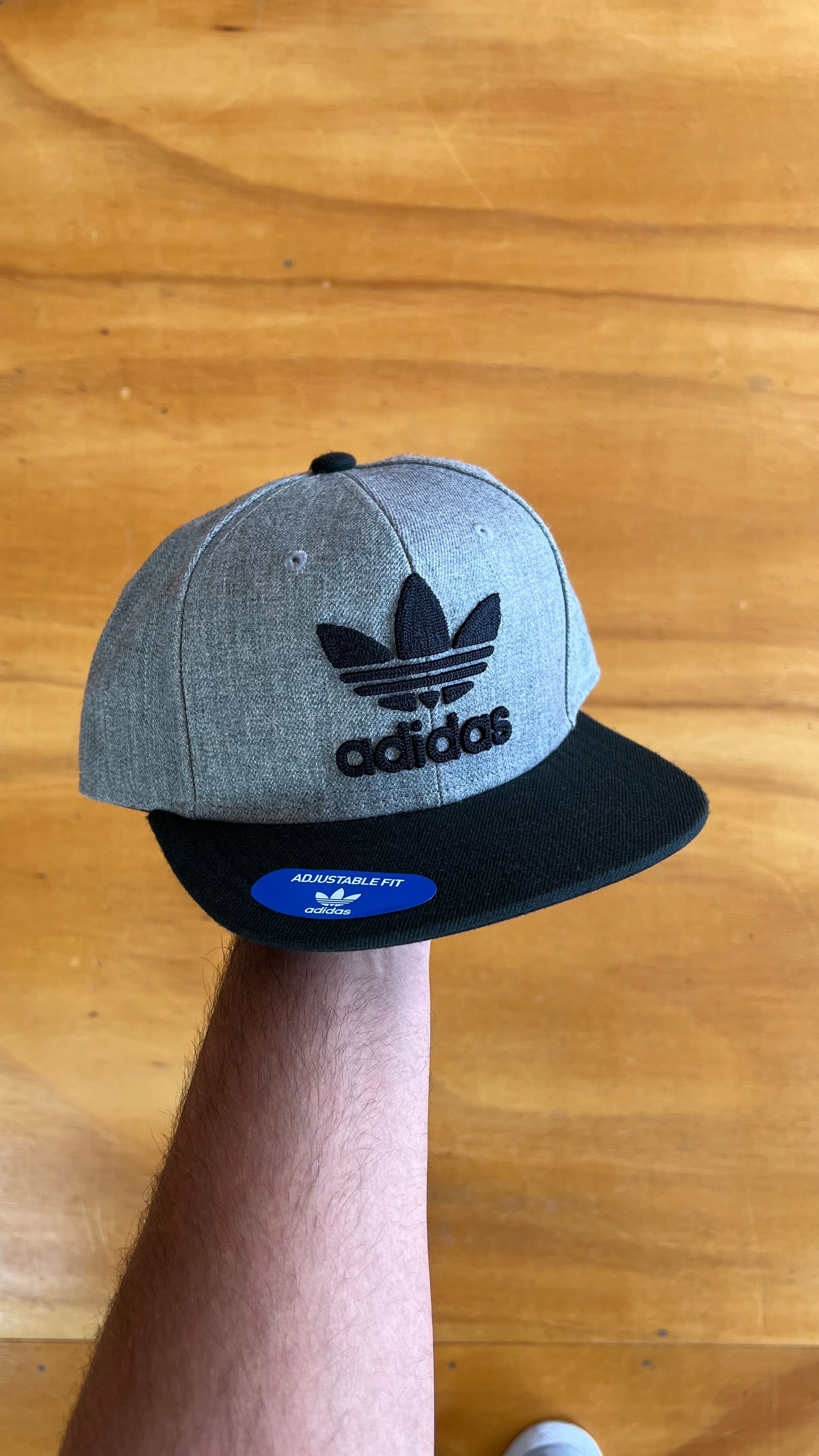 SnapBack Adidas Gray
